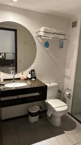 马塞约Flat Suites em Hotel de Luxo的一间带卫生间、水槽和镜子的浴室