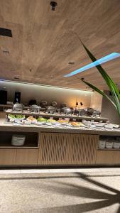 马塞约Flat Suites em Hotel de Luxo的包含许多食物的自助餐