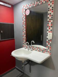 梅塞德斯镇Hotel venus的一间带水槽和镜子的浴室