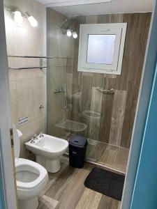 迪娜·瓦皮Alfa & Omega的带淋浴、卫生间和盥洗盆的浴室