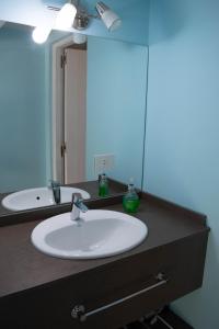 迪娜·瓦皮Alfa & Omega的一间带水槽和大镜子的浴室