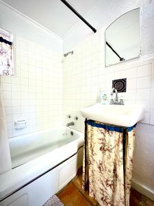 拉顿The Casita的白色的浴室设有水槽和浴缸。