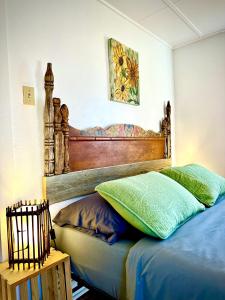 拉顿The Casita的卧室内的一张带木制床头板的床