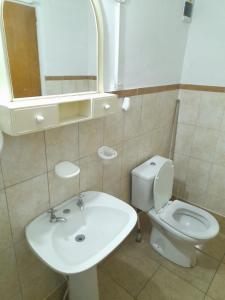 Las CompuertasEL LOTE DE VERO的浴室配有白色水槽和卫生间。