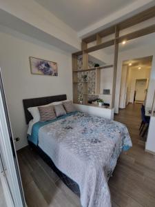 危地马拉Cozy, spacious and well located apartment的一间卧室配有一张带蓝色棉被的床