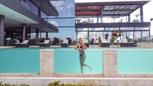 瓜塔佩Vivanti Resort的站在游泳池的水中的女人