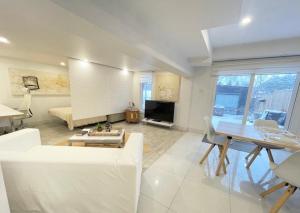 米西索加Lovely walkout basement的客厅配有白色的沙发和桌子