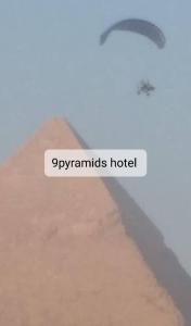 开罗9pyramids hotel的标牌写有路标的xpanimals酒店