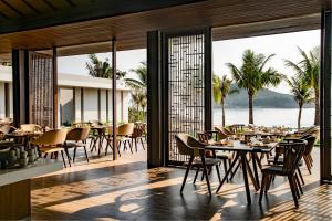 归仁Anantara Quy Nhon Villas的一间带桌椅的海景餐厅