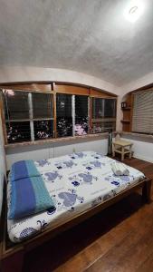 圣维森特Boyers island camp site的配有窗户的客房内的一张大床
