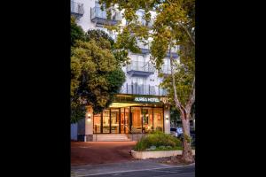 珀斯Aurea Hotel Perth Kings Park的前面有商店的建筑