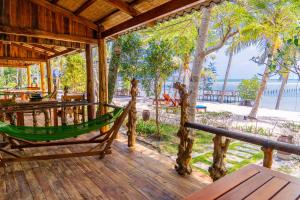 富国Dugong Resort Phu Quoc的海滩景甲板上的吊床