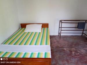 高尔Galle Side HomeStay的一间卧室配有一张带条纹床垫的床