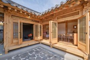 GongjuHongsi Art House的木墙和窗户以及用餐室。
