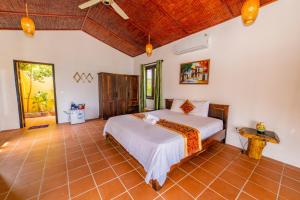 富国Dugong Resort Phu Quoc的卧室配有一张床