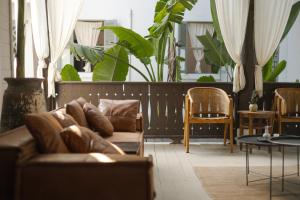 清迈Illui - Exclusive Estate in Chiang Mai - 8 Bedroom的客厅配有沙发和桌子