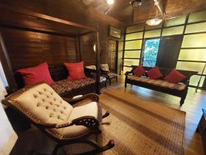 停泊岛Ombak Dive Resort Perhentian Island的客厅配有两张沙发和一把椅子