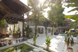 清迈Illui - Exclusive Estate in Chiang Mai - 8 Bedroom的一个带锦 ⁇ 池的庭院