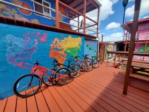 帕霍阿Open Gate Hostel Hawaii的停在木甲板上的一群自行车