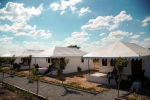 PāliJawai Empire Resort by Premier Hotels的前面一排种有树木的白色帐篷