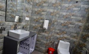 考萨尼Uttarakhand resort的一间带水槽和卫生间的浴室