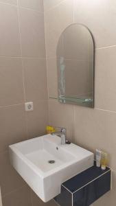 泗水GreenLake Vista的浴室设有白色水槽和镜子