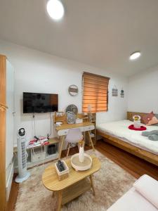 Lapu Lapu CityS&E-2 Tiny Guest House - Olango Island的一间卧室配有一张床、一张桌子和一张桌子