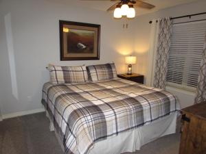 霍利斯特Lakefront Condo A-1 with Large Balcony的一间卧室配有一张带铺着平底毯的床