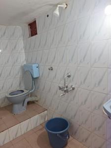 阿姆波尔Laxmi Guest House (Arambol Beach)的一间带卫生间、水槽和水桶的浴室