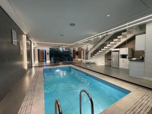 海米斯穆谢特شاليهات راف的一座带楼梯的大楼内的大型游泳池