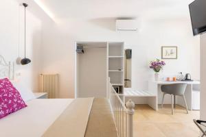 维耶斯泰Villa Soleanna Residence的小型公寓 - 带一间卧室和一张书桌