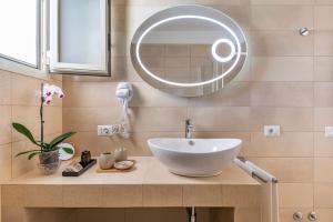 维耶斯泰Villa Soleanna Residence的一间带水槽和镜子的浴室