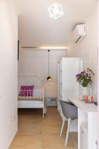 维耶斯泰Villa Soleanna Residence的白色的小房间,配有床和书桌