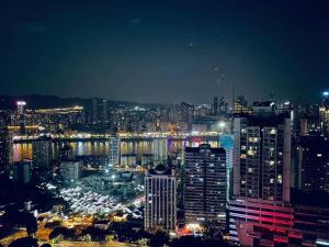 重庆重庆山川的民宿的夜晚带灯光的城市景观