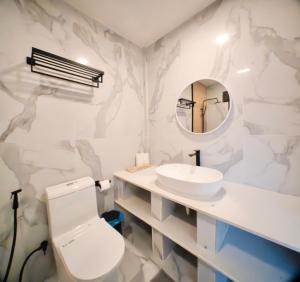 图杜Ahola Thoddoo, Maldives的白色的浴室设有卫生间和水槽。