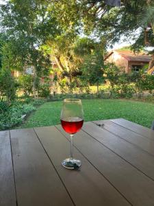 圣卢西亚El Seuno de África -The dream of Africa的木桌旁的一杯葡萄酒