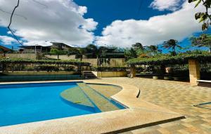 大雅台OYO 1067 Villa Sofia At Silang的庭院里的一个蓝色海水游泳池