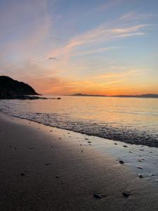 MasainasLa conchiglia的沙滩上的日落,沙滩上的足迹