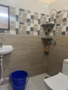 新德里Svaruchi Inn的一间带水槽和卫生间的浴室