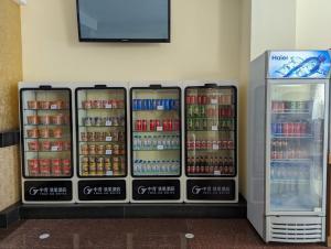 金边中青秋果酒店 True Go Hotel的冰箱里显示饮料和饮料