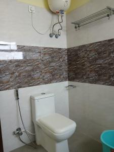 大吉岭New Maya Residency的一间带卫生间和水管的浴室