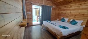 卡纳科纳Sand Tent Beach House PALOLEM的小木屋内一间卧室,配有一张床
