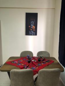 安卡拉Esenboğa Yıldırım Beyazıt Apart的一张餐桌,上面有红毯