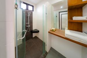 Ban Nong Chap TaoNongnooch Garden Pattaya Resort的带淋浴和玻璃淋浴间的浴室
