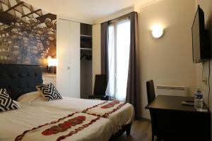 皮托Hôtel Princesse Isabelle的一间卧室配有一张床、一张书桌和一个窗户。