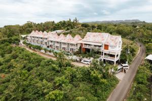 珀尼达岛Mambo Hill Resort的山丘上度假村的空中景观