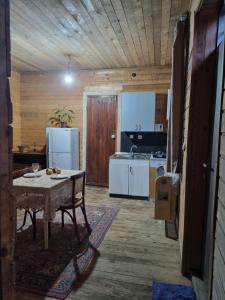 阿哈尔齐赫Lux Apartment Tea的厨房配有桌子和冰箱
