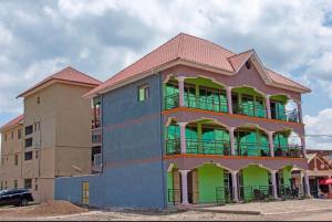 KisoroCAR-NET HOTEL的绿色和棕色的大建筑