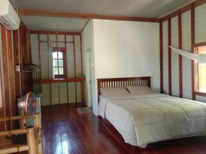 阁遥岛查简易别墅的铺有木地板的客房内设有一间卧室和一张床。