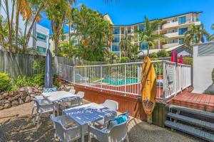 亚历山德拉岬角亚历克斯海洋图腾酒店的一个带桌椅的庭院和一个游泳池